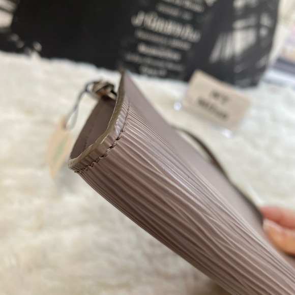 Louis Vuitton
Pochette Accessoires Epi Leather - Picture 6 of 9